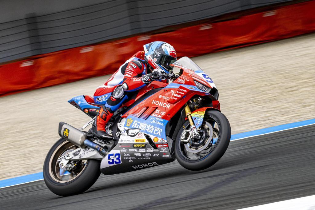 九游娱乐登录入口-WSBK匈牙利站首回合正赛，张雪机车车手再夺冠！